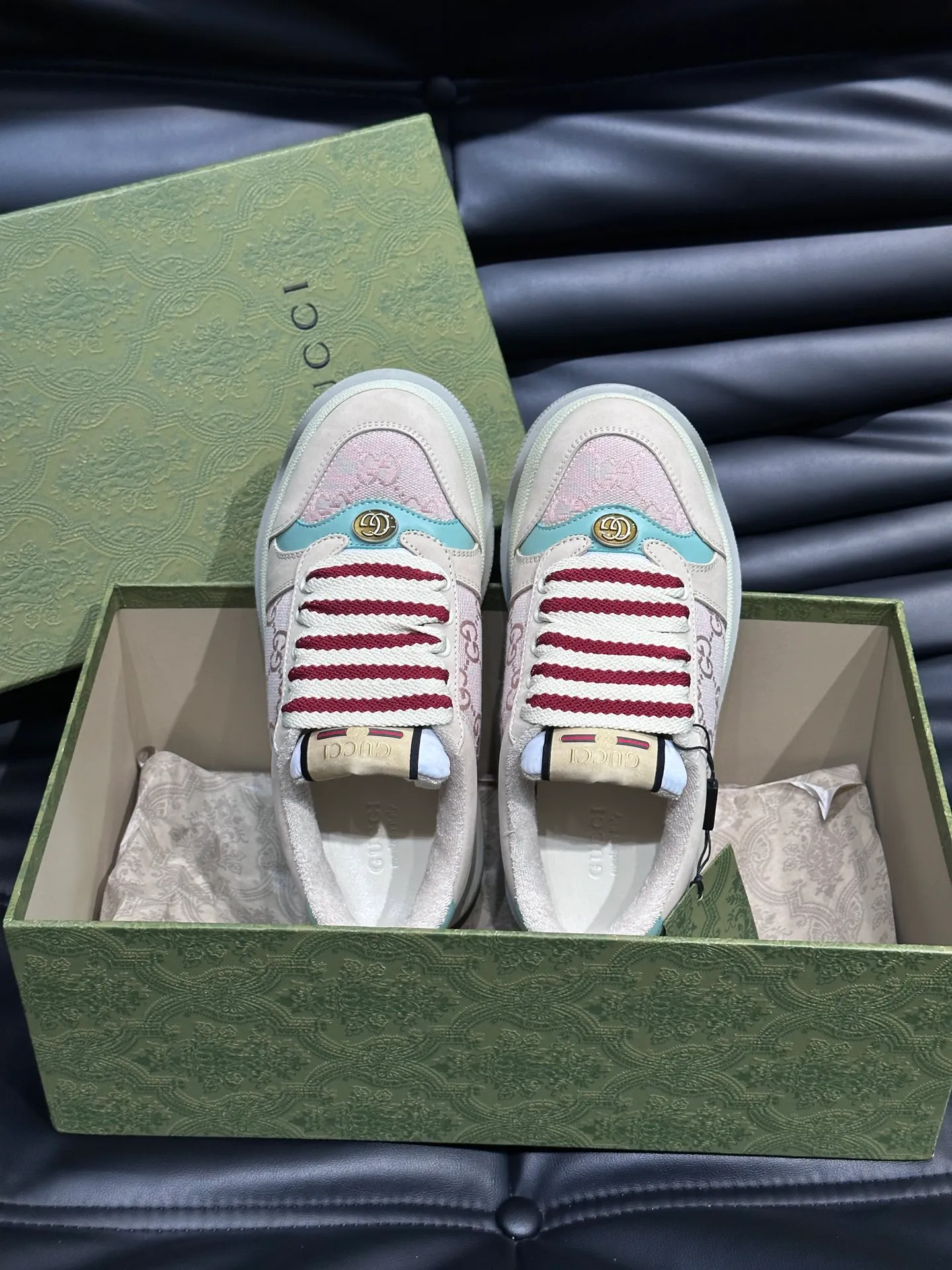 Men's men's shoes 💰p480 "GUCC*" Screener series 👫 Couple style GG thick-soled sneakers, the Screener series is inspired by the classic sneakers of the 1970s, cleverly incorporating the retro Gucci logo, two-color waterproof platform soles, and 5CM thick soles to enhance the aura, conveying the new design concept that a single product should be permanently accompanied by the passage of time, creating a retro distressed effect, decorated with metal double G oval enamel details! High-quality, versatile classic items, highly recommended. Size female 35-39, male 38-44